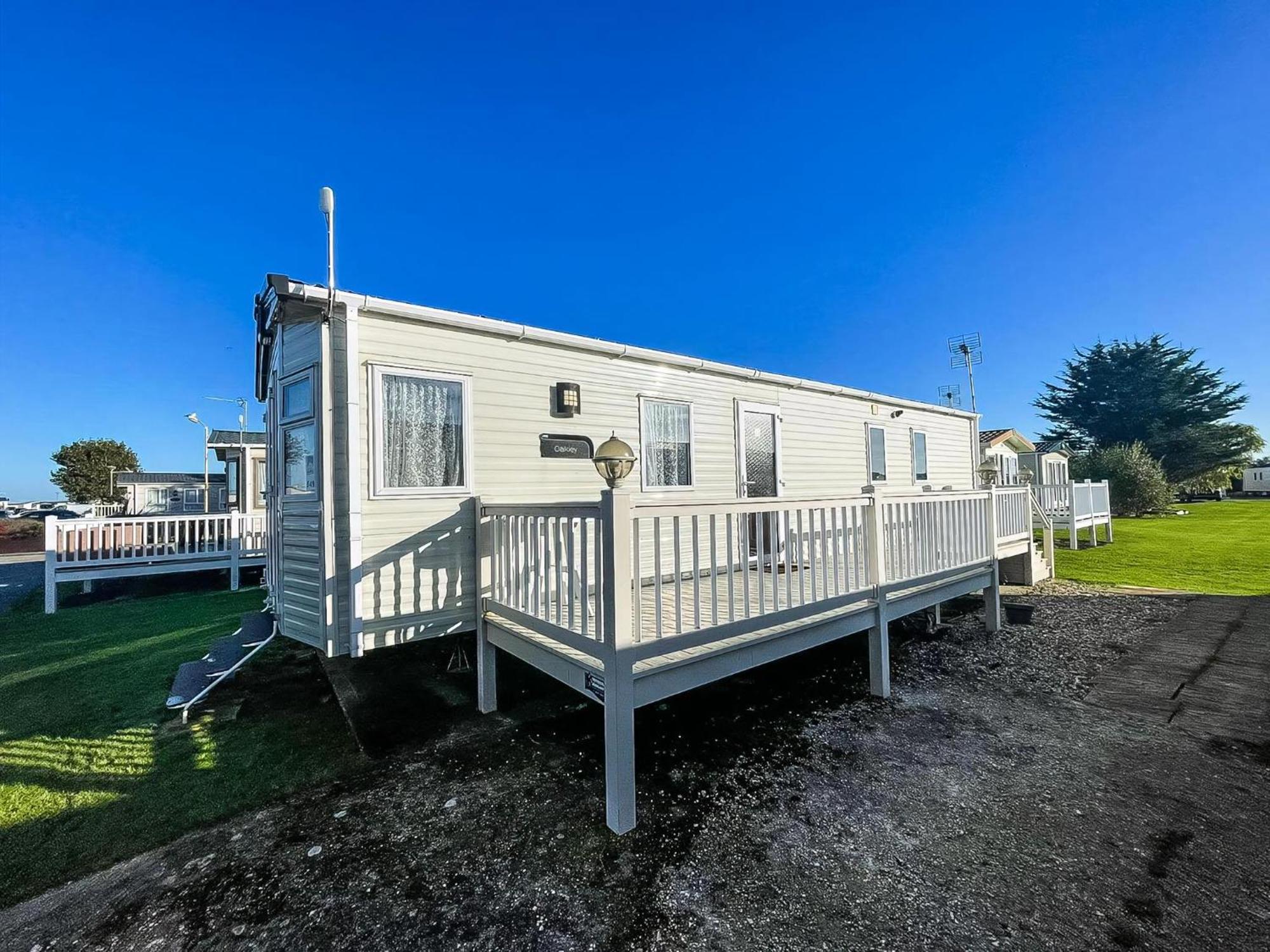 6 Berth Caravan With Decking At Seawick Holiday Park In Essex Ref 27549Sw Clacton-on-Sea Ngoại thất bức ảnh