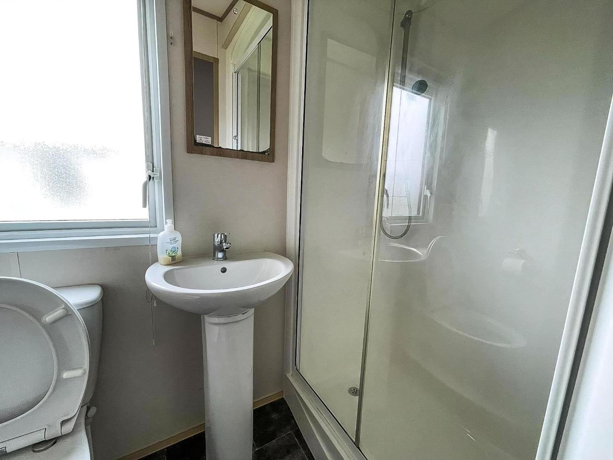 6 Berth Caravan With Decking At Seawick Holiday Park In Essex Ref 27549Sw Clacton-on-Sea Ngoại thất bức ảnh