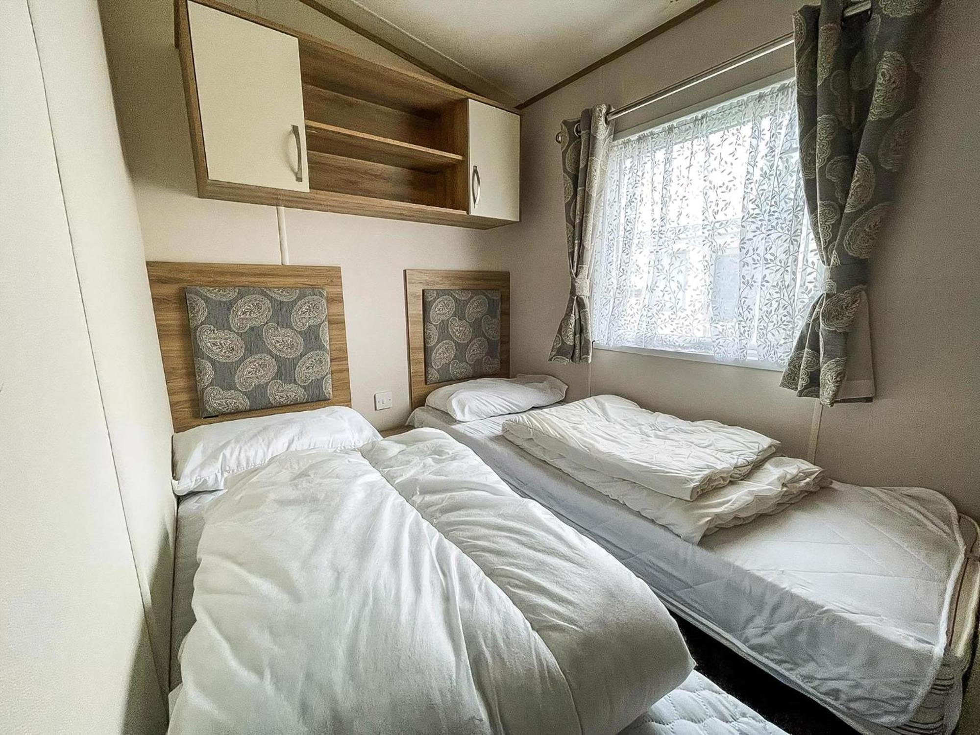 6 Berth Caravan With Decking At Seawick Holiday Park In Essex Ref 27549Sw Clacton-on-Sea Ngoại thất bức ảnh