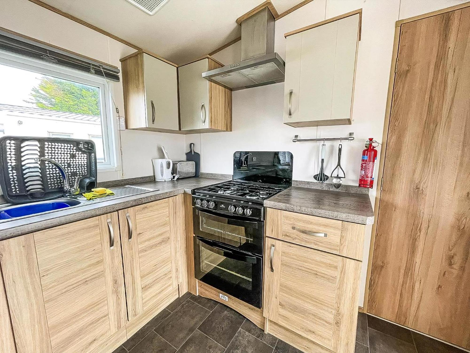 6 Berth Caravan With Decking At Seawick Holiday Park In Essex Ref 27549Sw Clacton-on-Sea Ngoại thất bức ảnh