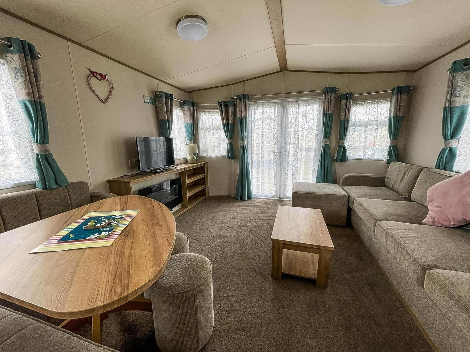 6 Berth Caravan With Decking At Seawick Holiday Park In Essex Ref 27549Sw Clacton-on-Sea Ngoại thất bức ảnh