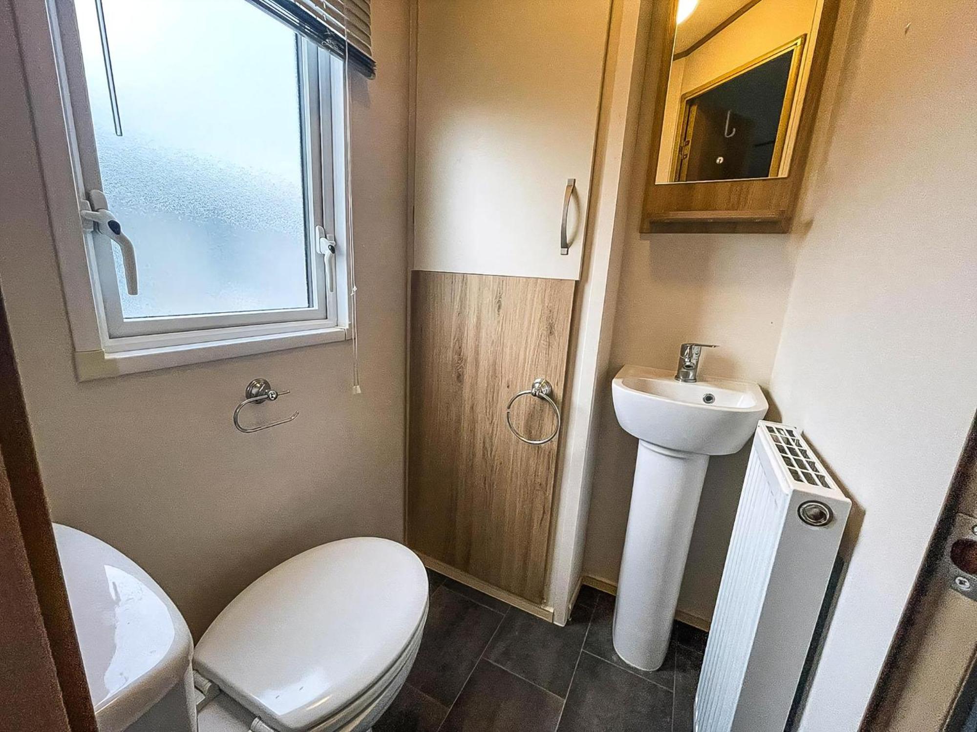 6 Berth Caravan With Decking At Seawick Holiday Park In Essex Ref 27549Sw Clacton-on-Sea Ngoại thất bức ảnh
